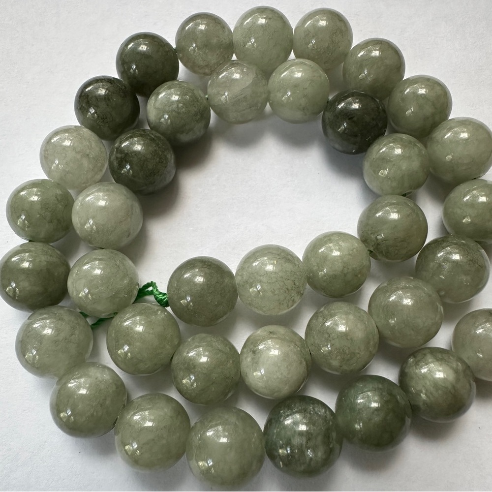 Burmese Jade 10mm stretchy Bracelet Size 7 - Picture 4 of 4